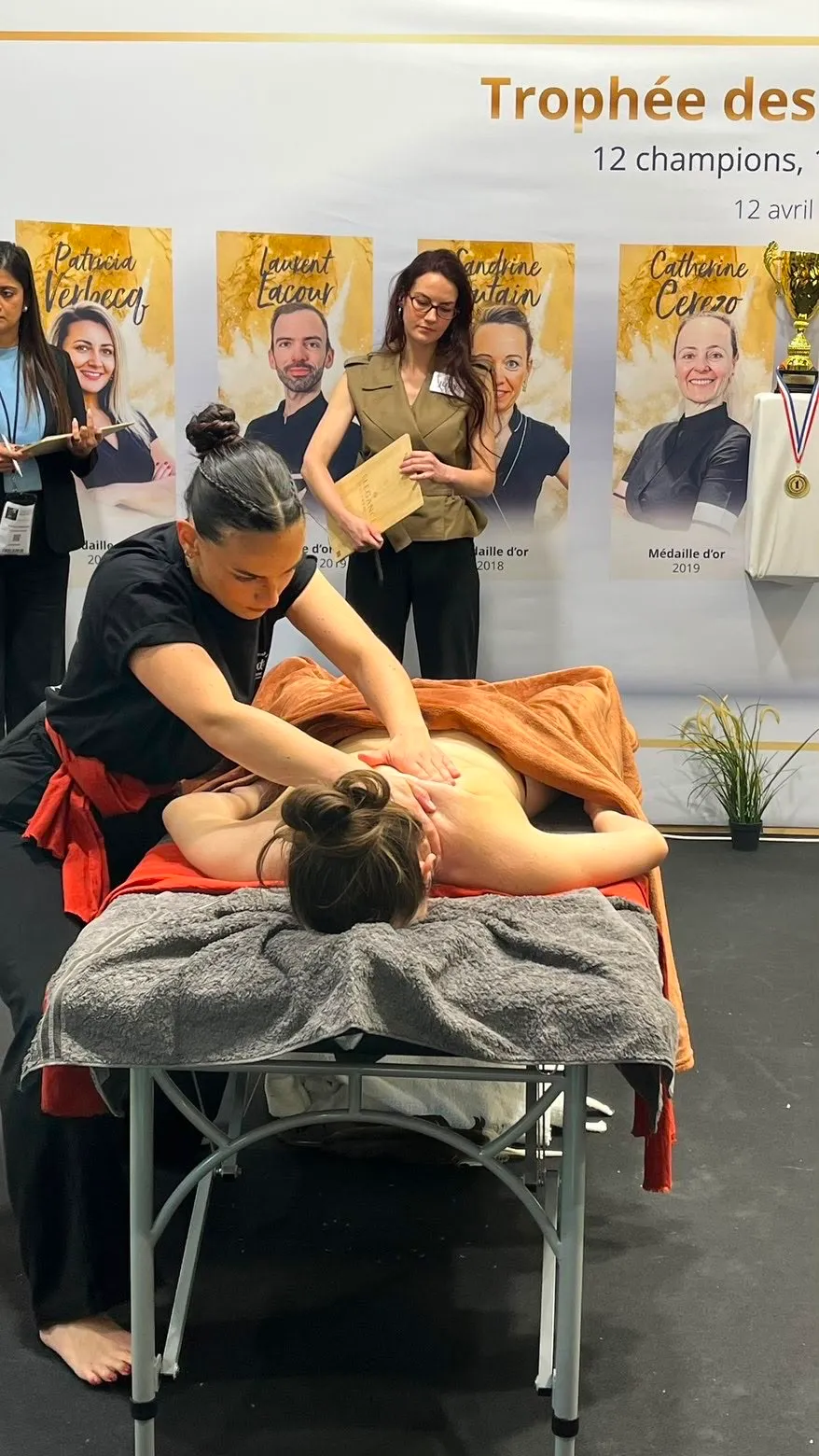 Laura en démonstration de massage