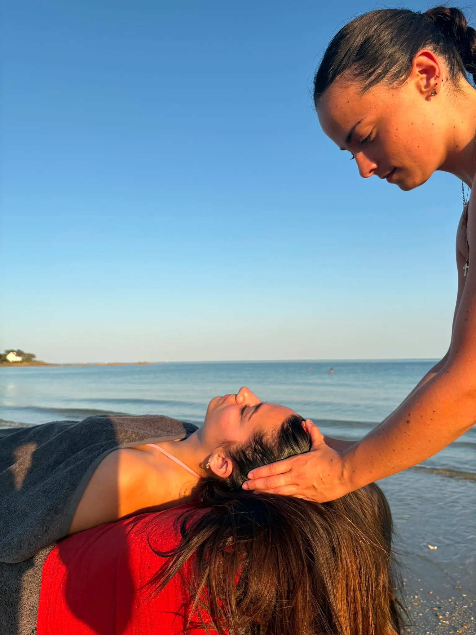 Laura prodiguant un massage crânien au coucher du soleil